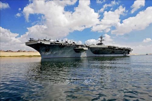 Tàu sân bay USS Abraham Lincoln di chuyển qua kênh đào Suez, gần thành phố Ismailia, phía Đông Cairo của Ai Cập ngày 9/5/2019. Ảnh: AFP/TTXVN