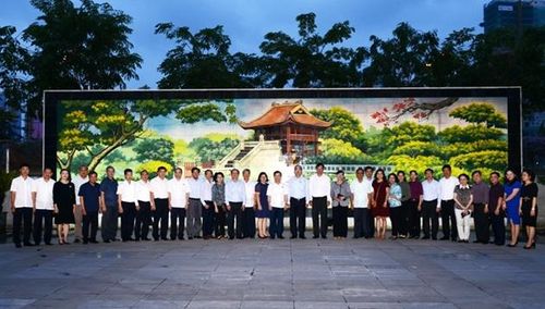 Lãnh đạo VKSND tối cao và Đoàn Đại biểu Quốc hội TP Hồ Chí Minh cùng các đại biểu chụp ảnh lưu niệm