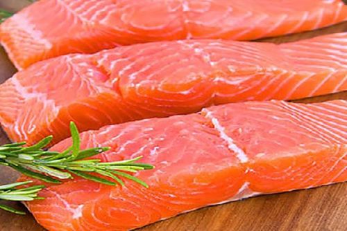 Cá hồi:Cá hồi chứa hàm lượng omega 3và axit béo cao, vì vậy loại thực phẩm này có thể giúp ngăn ngừa sự xuất hiện của các loại mụn, kích thích cơ thể sản sinh collagen, nhằm chống lại tình trạng nhăn da, lão hóa, cũng như giúp các vết thương hở chóng lành và kéo da nhanh hơn, tránh để lại sẹo thâm.