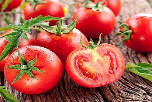 Cà chua:Cà chua là loại quả chứa nhiều vitamin A, C, K, cùng nhiều loại khoáng chất quan trọng, rất cần thiết cho làn da sẹo. Không chỉ giúp phục hồi nhanh những vùng da bị tổn thương, loại trái này còn giúp ngăn ngừa sự xuất hiện của mụn, một trong những nguyên nhân chính gây nên các vấn đề về sẹo thâm, sẹo lõm.