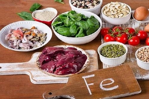 Dùng những thực phẩm bổ máu chứa sắt, acid folic, vitamin B12 vì máu sẽ giúp mang protein, vitamin, khoáng chất và oxy đến nuôi dưỡng các mô bị tổn thương.