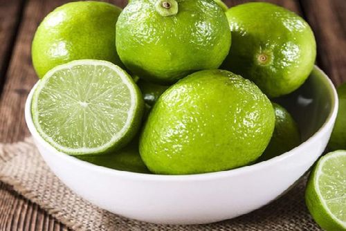 Cam, chanh:Cam, chanh là 2 loại trái cây chứa hàm lượng vitamin C cao, có thể giúp kích thích cơ thể sản sinh collagen, tăng cường sức đề kháng cho da, đồng thời hỗ trợ làm liền vết thương và tránh hiện tượng nhiễm trùng da.