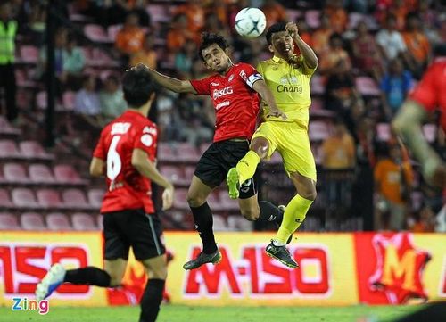 Dangda chấn thương trong trận đấu với CLB Sukhothai. Ảnh: Quang Thịnh.