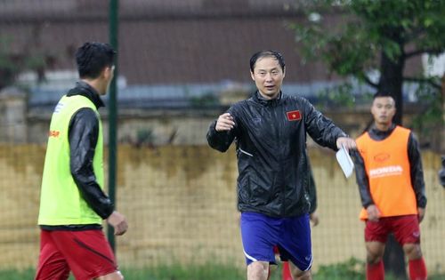 Trợ lý Kim Han-yoon cùng các tuyển thủ U23 Việt Nam tập dưới mưa, chiều 1-6