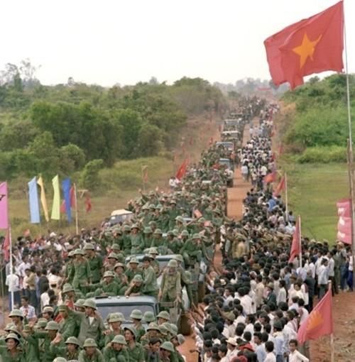Đến tháng 6/1989, theo thỏa thuận giữa hai Đảng, hai Nhà nước, Việt Nam rút hết quân tình nguyện về nước hoàn thành nghĩa vụ quốc tế vẻ vang. Người dân Campuchia đứng hai bên đường vẫy chào, chia tay quân tình nguyện Việt Nam về nước 