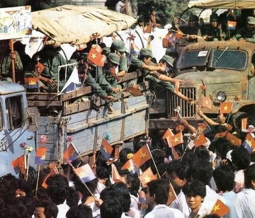 Ngày quân tình nguyện Việt Nam về nước, báo Pracheachon (Nhân dân) của Campuchia ngày 29/6/1989, ra xã luận viết: "Trong những năm cực kỳ bi thảm dưới chế độ diệt chủng Pol Pot trên thế giới này có không biết bao nhiêu kẻ mạnh, kẻ giàu, nhưng duy nhất chỉ có người bạn láng giềng nghèo Việt Nam đến cứu sống dân tộc ta mà thôi".