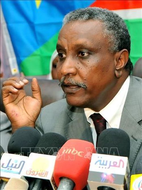 Ông Yasir Arman trả lời phỏng vấn tại Addis Ababa, Ethiopia, ngày 21/1/2010. Ảnh tư liệu: AFP/TTXVN