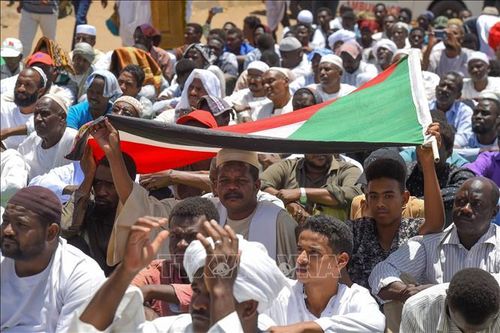 Người biểu tình tập trung tại Khartoum, Sudan, ngày 17/5/2019. Ảnh: AFP/TTXVN