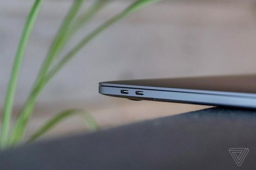 Là sản phẩm “Pro” nhưng MacBook Pro không có những cổng kết nối cần thiết cho người dùng chuyên nghiệp. Ảnh: The Verge.