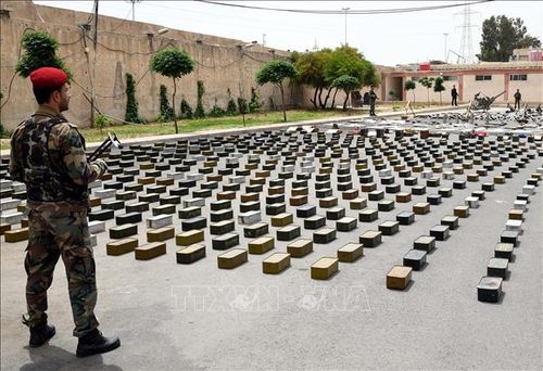 Quân đội Syria trưng bày số vũ khí đạn dược thu giữ trong các chiến dịch chống khủng bố. Ảnh: THX/TTXVN