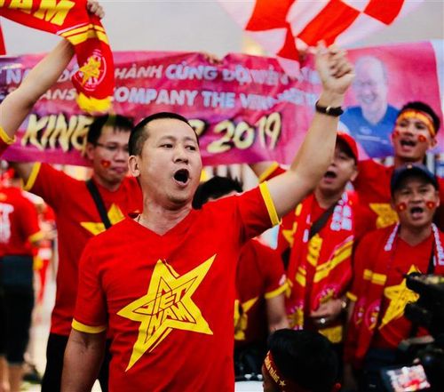 Người hâm mộ Việt Nam tự tin vào chiến thắng của thầy trò HLV Park Hang-seo. Ảnh: Nguyễn Minh Tiến/TTXVN