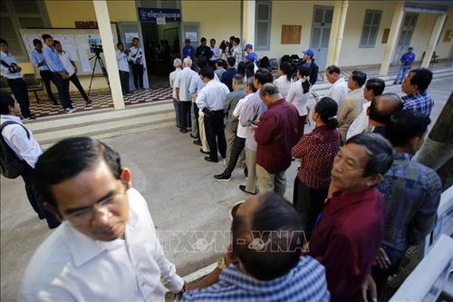 Cử tri xếp hàng chờ bỏ phiếu tại điểm bầu cử hội đồng địa phương ở Phnom Penh, Campuchia ngày 26/5/2019. Ảnh: THX/TTXVN