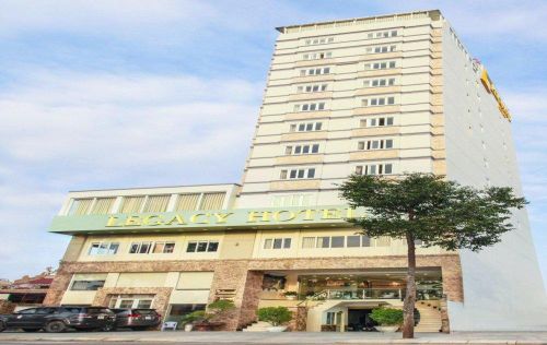 Khách sạn Legacy, một trong những địa điểm nhóm người Trung Quốc thuê lưu trú để tổ chức đánh bạc qua mạng Internet. (Ảnh: B.K.C)