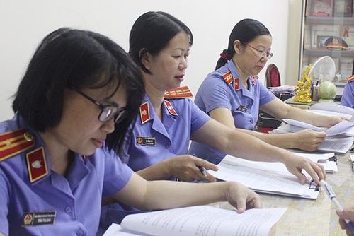 Cán bộ VKSND tỉnh Đồng Nai thụ lý hồ sơ vụ việc. Ảnh báo Đồng Nai.