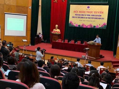 PGS.TS Trần Như Dương, Phó Viện trưởng Viện Vệ sinh dịch tễ Trung ương hướng dẫn phòng, chống bệnh sốt xuất huyết, tay chân miệng