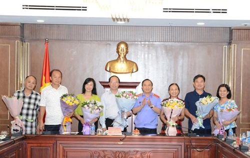  Đồng chí Bùi Mạnh Cường, Phó Bí thư Ban cán sự đảng, Phó Viện trưởng VKSND tối cao tặng hoa, ghi nhận sự đóng góp của các đồng chí cán bộ, công chức nghỉ hưu 
