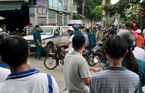 Công an phong tỏa khu vực nhóm người Trung Quốc thuê ở để kiểm tra. Ảnh: báo Zing.
