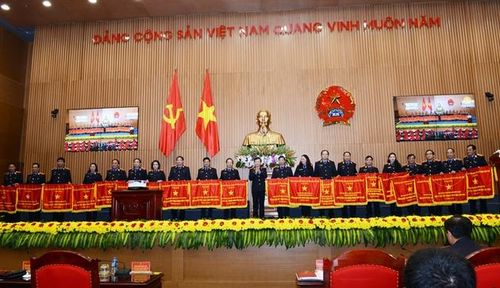 Viện trưởng VKSND tối cao Lê Minh Trí trao Cờ thi đua của Chính phủ cho 20 đơn vị trong ngành KSND tại Hội nghị triển khai công tác của Ngành năm 2019