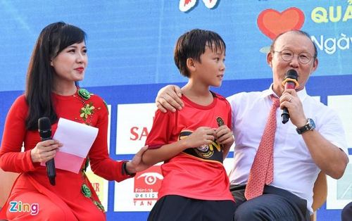 Nhà cầm quân người Hàn trở thành nhân vật truyền cảm hứng. Ảnh: Minh Hoàng.