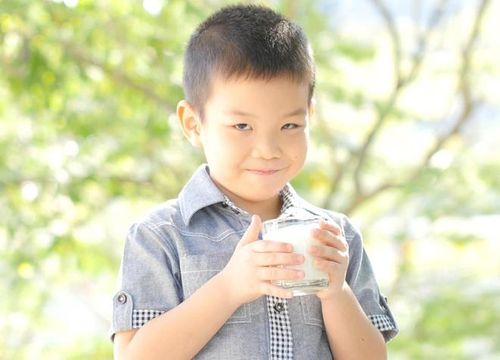 Ngoài ra, mẹ cũng nên cho trẻ ăn thêm các bữa ăn vặt như sữa, sữa chua, nước trái cây... để tăng thêm sức đề kháng và có lợi cho đường ruột. Tránh tiêu thụ các loại nước ngọt có ga, đồ uống năng lượng vì chúng có thể gây mất nước. Ảnh: Parenting.