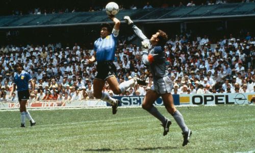 Bức ảnh hiếm hoi chụp lại được khoảnh khắc tay của Diego Maradona tiếp xúc với bóng. Ảnh: Getty.