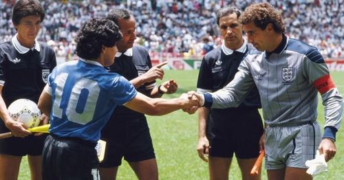 Đây là lần cuối cùng Peter Shilton bắt tay với Diego Maradona. Ảnh: Getty.