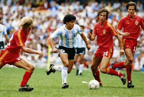 Trong trận bán kết World Cup 1986 với ĐT Bỉ, Maradona cũng lập cú đúp giúp Argentina giành chiến thắng. Ảnh: Getty.