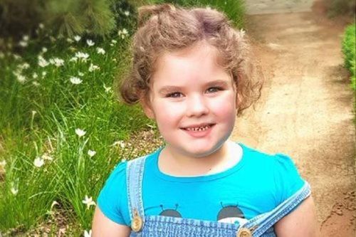 Emily Dover đang trải qua thời kỳ mãn kinh do dậy thì sớm.