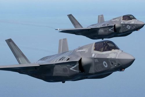 Một chiếc F-35B của Không quân Hoàng gia Anh bay cùng F-35A của Không quân Mỹ. Ảnh: Daily Star.