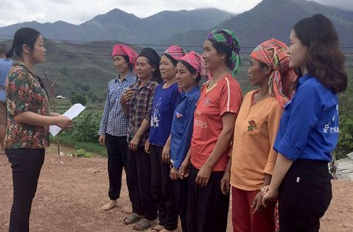 Bà Giàng Thị Làng, Chủ tịch MTTQ xã Sín Thầu tuyên truyền chủ trương của Ðảng, chính sách, pháp luật Nhà nước tới người dân bản Tá Miếu C.