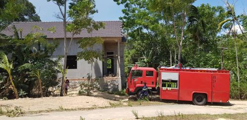 Lực lượng chức năng phải huy động xe chuyên dụng để dập lửa.