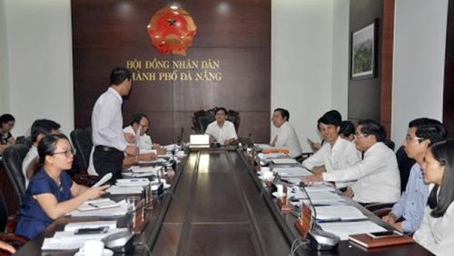 Đại biểu trao đổi tại phiên họp.