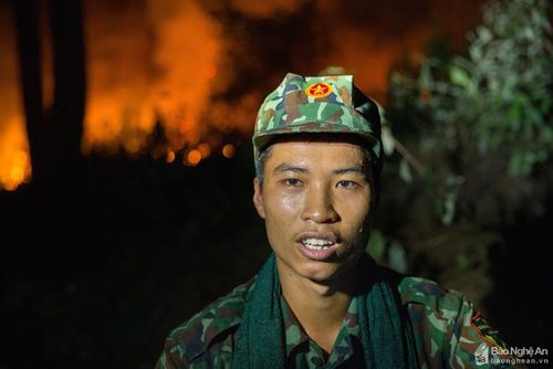 Một chiến sĩ trẻ đẫm mồ hôi sau nhiều giờ cứu rừng. Ảnh: Trung Kiên