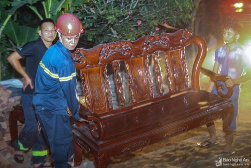 Lực lượng chức năng huyện Nghi Xuân vừa tham gia chữa cháy, vừa hỗ trợ người dân di dời tài sản. Ảnh: Sách Nguyễn