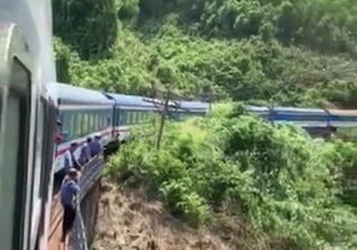 Tàu SE3 trật bánh trên đèo Hải Vân. Ảnh: Người dân cung cấp.