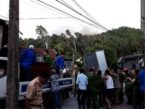 Người dân sơ tán khỏi đám cháy