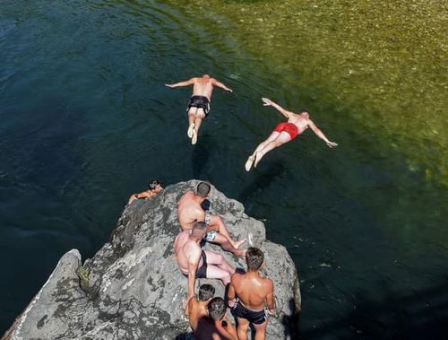  Hoặc nhảy xuống tắm tại dòng sông Treska ở Skopje, Macedonia 