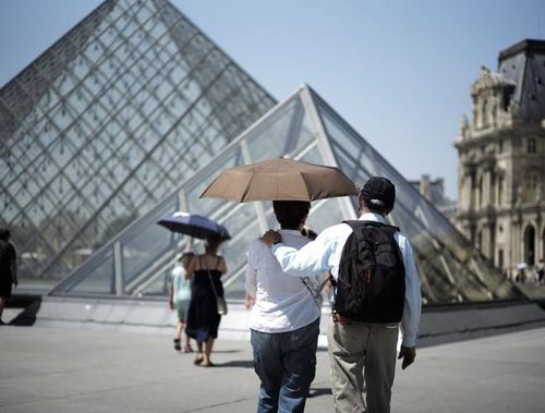  Đến thăm bảo tàng Louvre ở Paris, Pháp, khách tham quan phải mang theo ô che nắng 