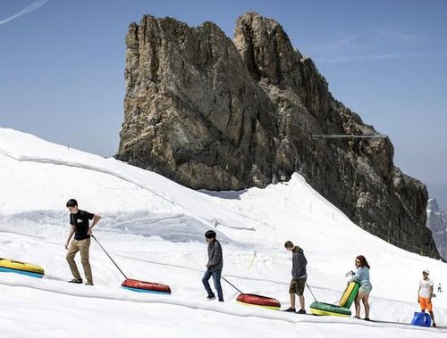  Khách du lịch tận hưởng nhiệt độ mùa hè trên núi Titlis ở Engelberg, Thụy Sĩ 