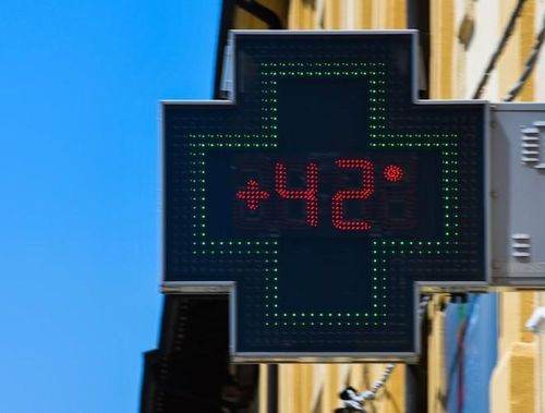  Bảng điện hiển thị nhiệt độ lên tới 42 độ C tại một nhà thuốc ở Bologna, Italy 