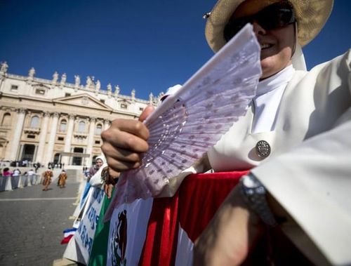  Người phụ nữ luôn phe phẩy cái quạt trên tay tại Quảng trường St Peter’s, Vatican 