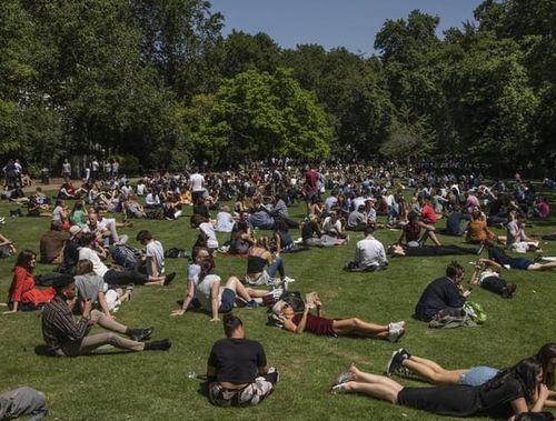  Người dân London (Anh) lại thích thú nằm phơi nắng ở Lincoln Inn Field 