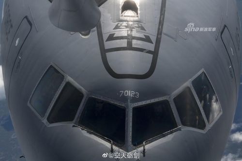 Kể từ năm 2004, NASA cũng bắt đầu sử dụng loại máy bay KC-135 trong các chương trình nghiên cứu, thử nghiệm của mình nhưng không phục vụ cho mục đích tiếp liệu trên không mà chỉ được sử dụng vào nhiệm vụ tái tạo môi trường không trọng lực ở dưới bầu khí quyển. Nguồn ảnh: Sina.