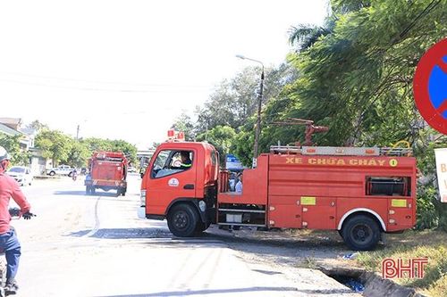 Các lực lượng và xe cứu hỏa sẵn sàng ứng cứu