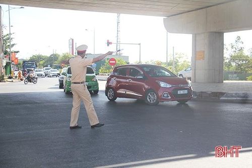 Sáng nay, giao thông được phân luồng, các phương tiện dân sự không được phép đi vào khu vực đám cháy đang diễn ra