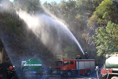 Sáng nay, hàng nghìn chiến sỹ công an, bộ đội, DQTV, công ty môi trường đã được huy động, tập trung khống chế đám cháy