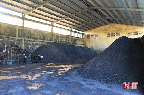 Ngay dưới chân núi có 1 kho than 4.000 tấn, trở thành điểm "bắt lửa" xung yếu nhất khi tàn lửa rơi xuống