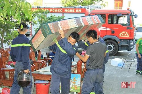Cũng trong sáng nay, các lực lượng hỗ trợ người dân di dời tài sản ra khỏi nơi nguy hiểm