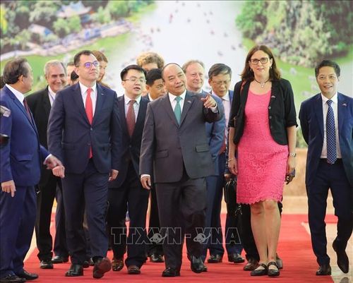 Thủ tướng Nguyễn Xuân Phúc, Bộ trưởng Bộ Công thương Trần Tuấn Anh, Cao ủy Liên minh châu Âu phụ trách thương mại Cecilia Malmström, Bộ trưởng Phụ trách kinh doanh, thương mại và doanh nghiệp của Romania Stefan-Radu Oprea đến dự Lễ ký Hiệp định Thương mại tự do và Hiệp định Bảo hộ đầu tư giữa Việt Nam và Liên minh châu Âu (EU) (EVFTA và IPA).