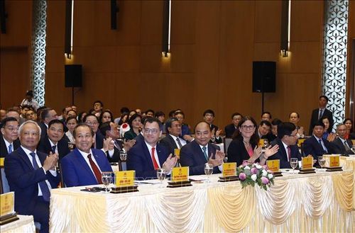 Thủ tướng Nguyễn Xuân Phúc, Bộ trưởng Bộ Môi trường kinh doanh, Thương mại và doanh nghiệp Romania, Đại diện Hội đồng EU Stefan-Radu Oprea và bà Cecilia Malmetrom, Cao ủy Thương mại EU dự lễ ký.